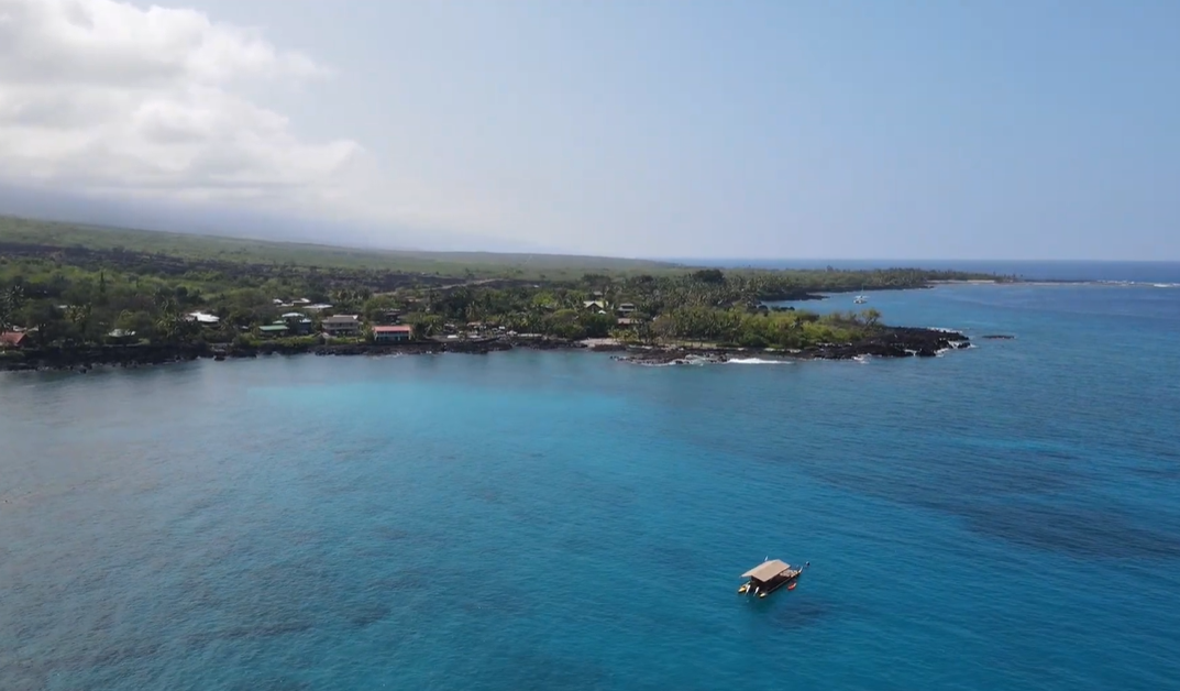 Why is Kealakekua Bay one of the best place to visit?